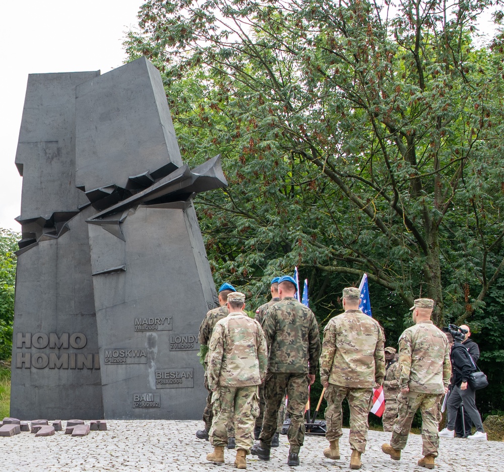Polish and U.S. Soldiers march to lay wreath
