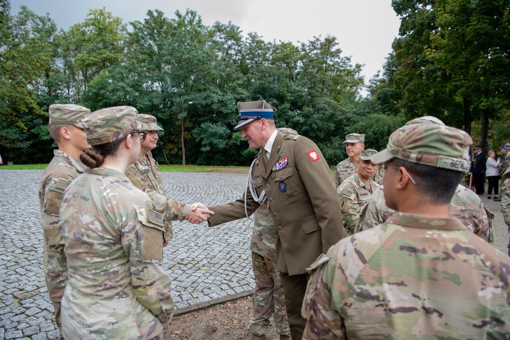 MTCFO commander greets U.S. Soldiers