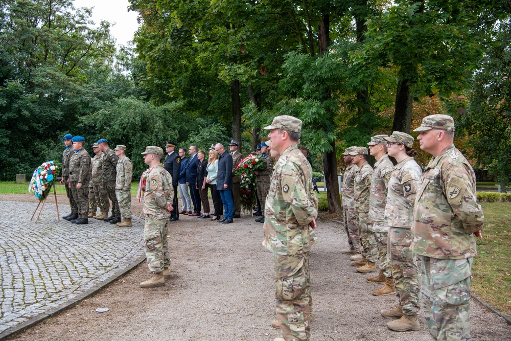 Soldiers observe 9/11 ceremony in formation