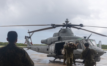 JGSDF joint terminal attack controllers tour HMLA-169 aircraft