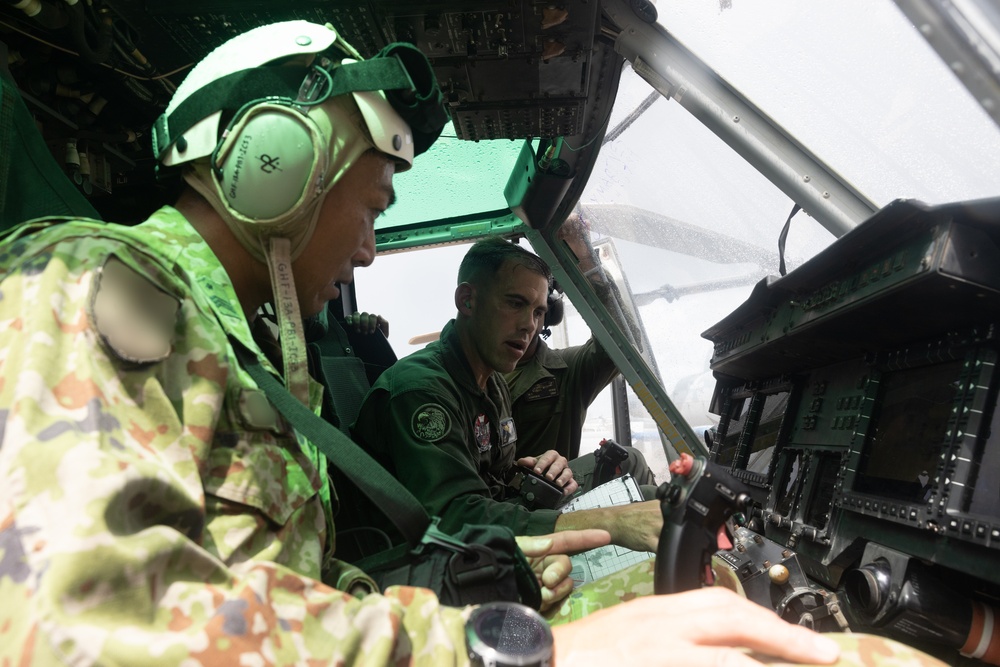 JGSDF joint terminal attack controllers tour HMLA-169 aircraft