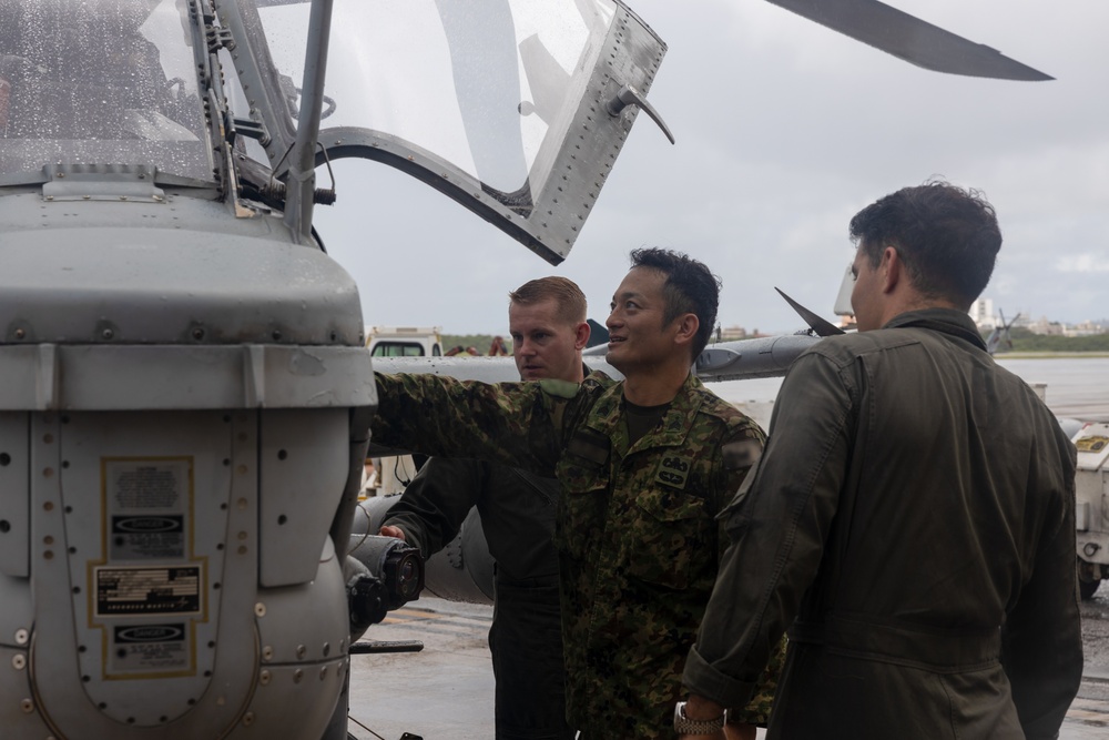 JGSDF joint terminal attack controllers tour HMLA-169 aircraft