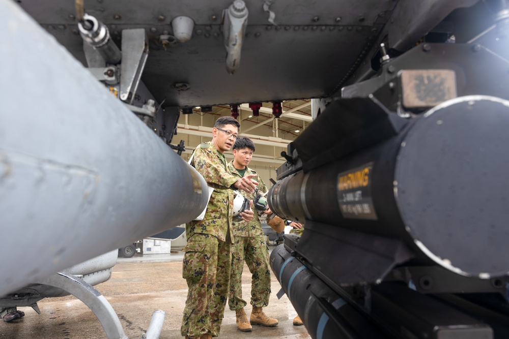 JGSDF joint terminal attack controllers tour HMLA-169 aircraft