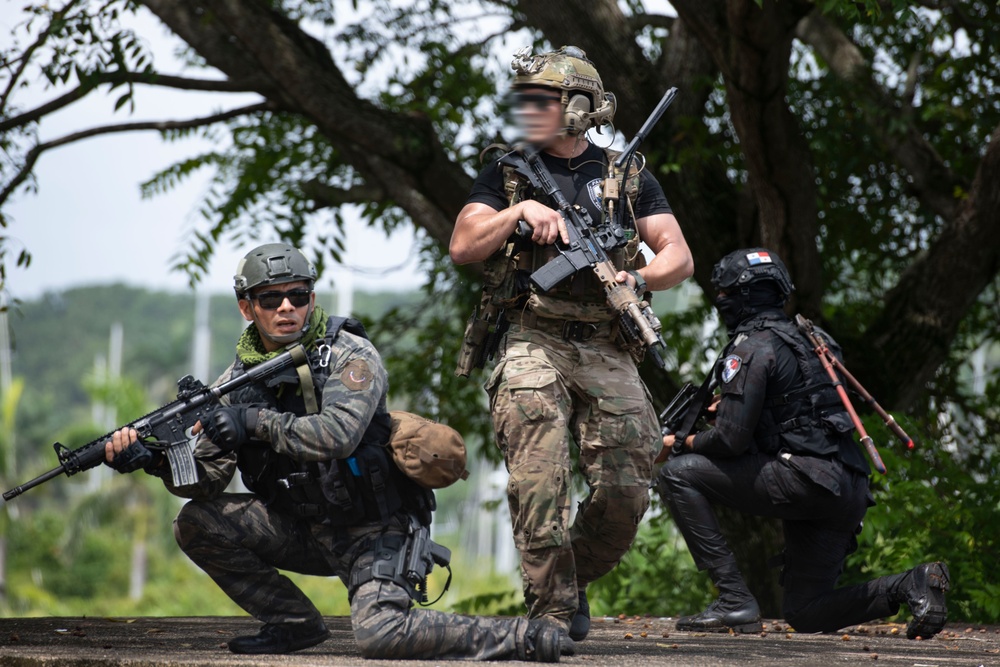 SOCSOUTH and Panamanian Special Forces conduct combined air assault