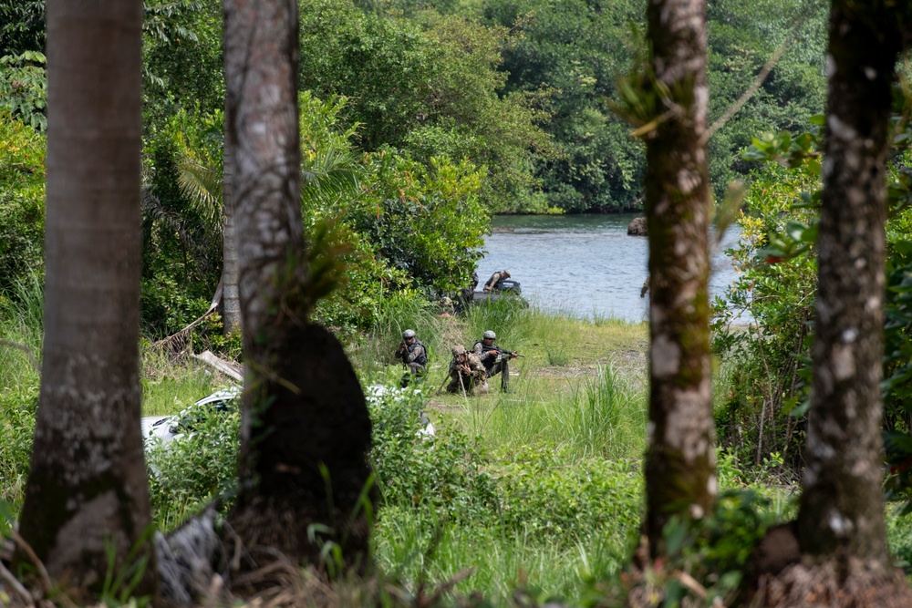 SOCSOUTH and Panamanian Special Forces conduct combined air assault