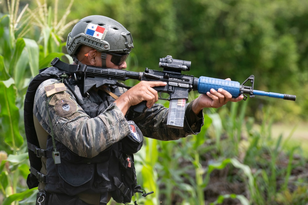 SOCSOUTH and Panamanian Special Forces conduct combined air assault