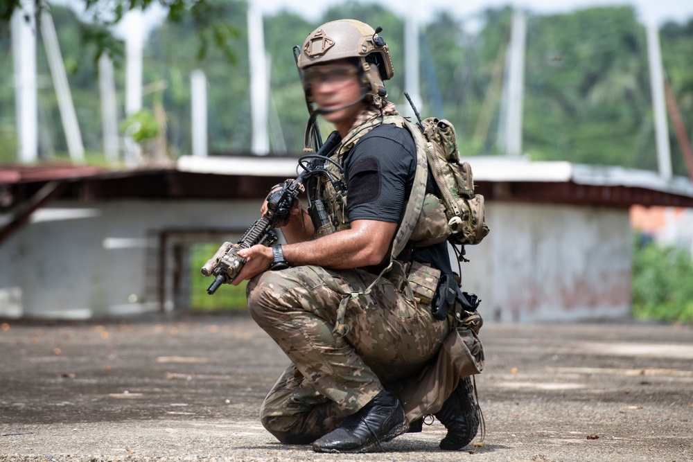 SOCSOUTH and Panamanian Special Forces conduct combined air assault