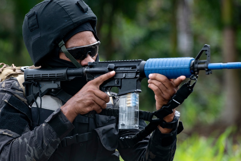 SOCSOUTH and Panamanian Special Forces conduct combined air assault