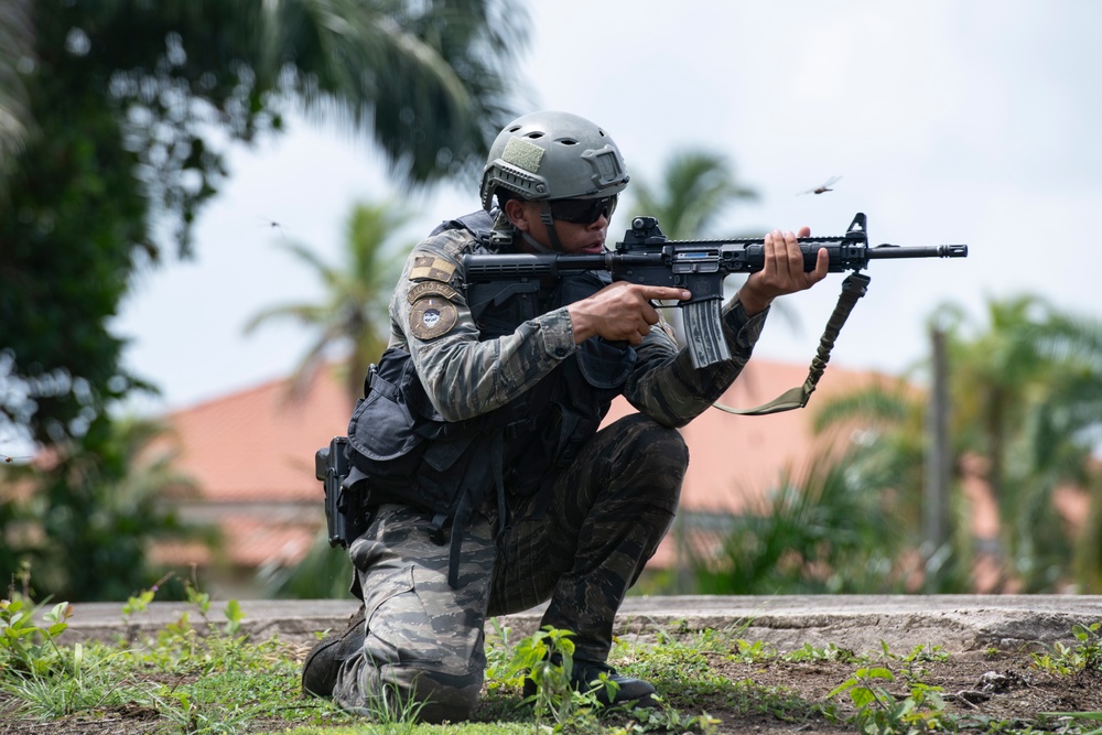 SOCSOUTH and Panamanian Special Forces conduct combined air assault