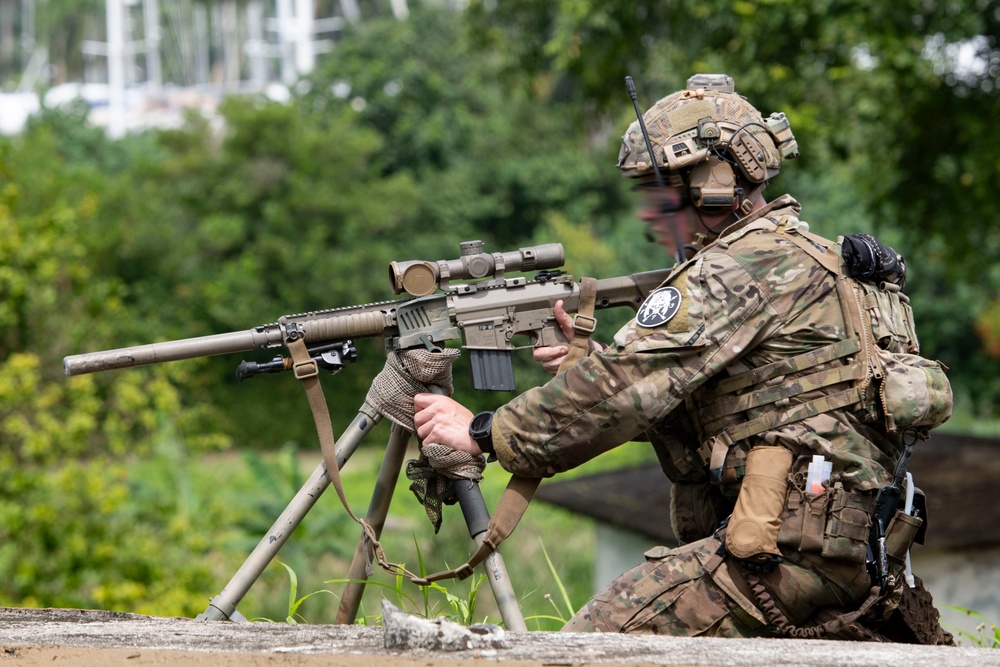 SOCSOUTH and Panamanian Special Forces conduct combined air assault