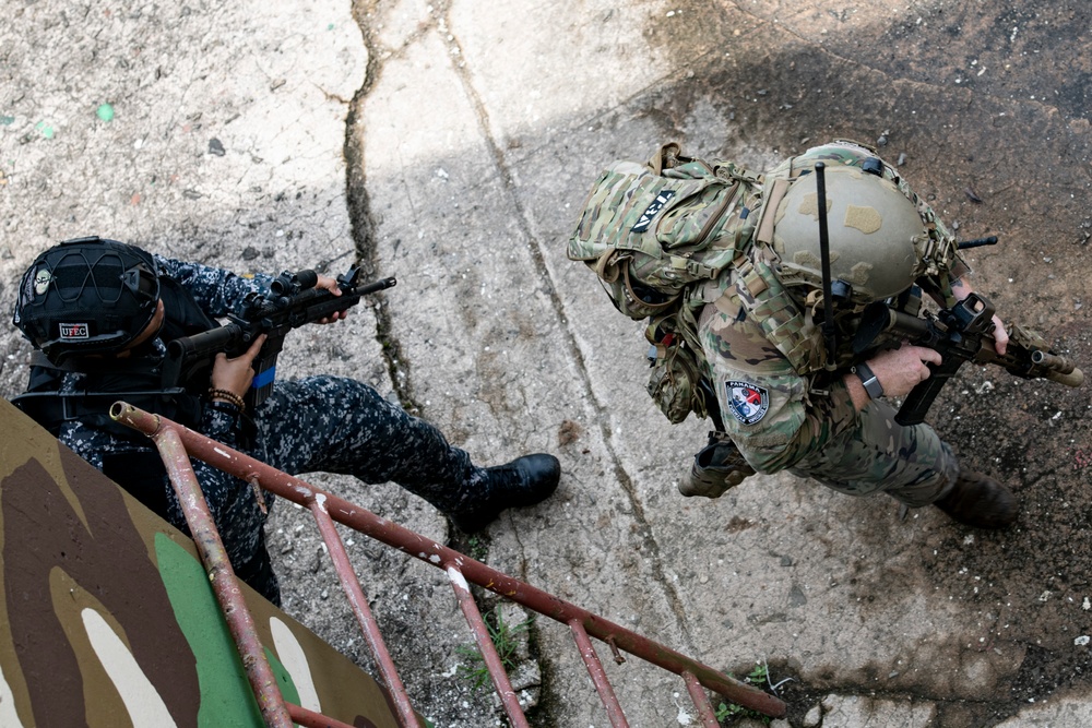 SOCSOUTH and Panamanian Special Forces conduct combined air assault