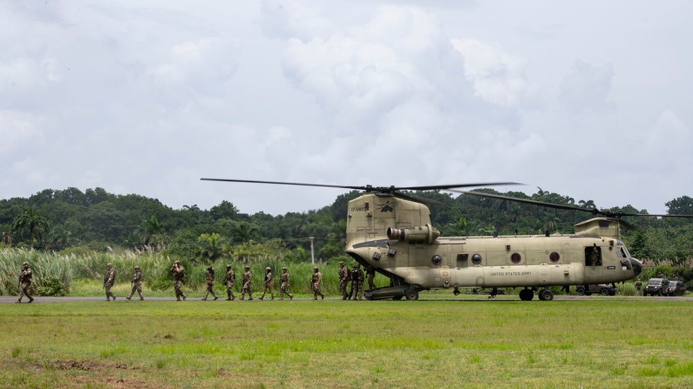 SOCSOUTH and Panamanian Special Forces conduct combined air assault