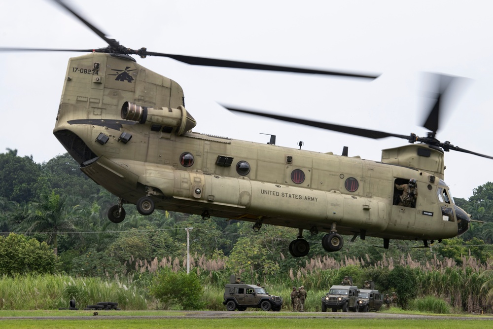 SOCSOUTH and Panamanian Special Forces conduct combined air assault