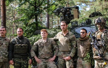 2CR Soldiers Pose with their Bulgarian Soldier Counterpart