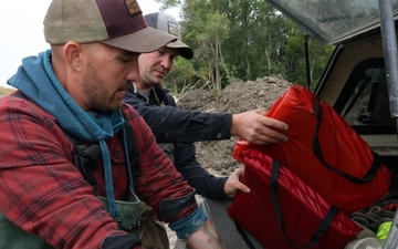 Several agencies use muscles to relocate mussels, fish in Red River of the North