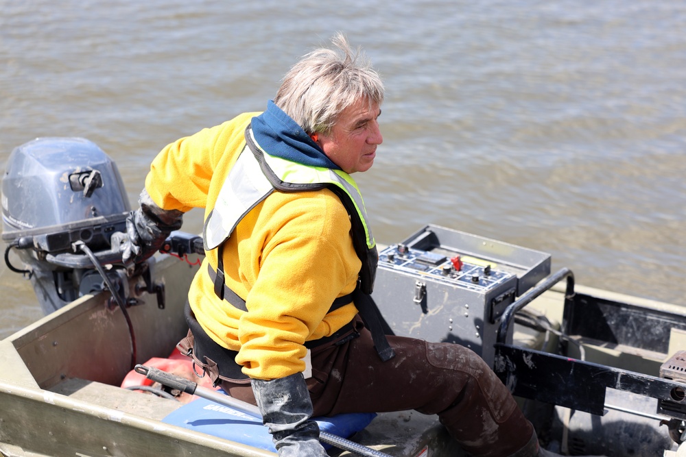 Several agencies use muscles to relocate mussels, fish in Red River of the North