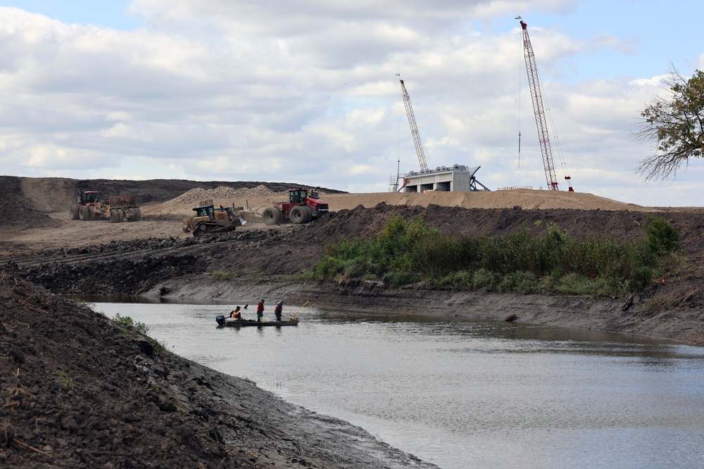 Several agencies use muscles to relocate mussels, fish in Red River of the North