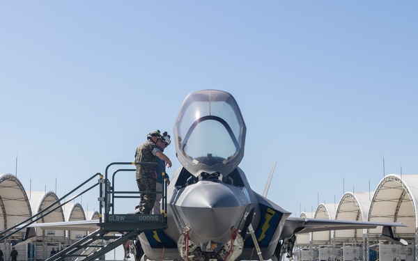 U.S. Secretary of the Navy visits MCAS Miramar and 3rd MAW Marines