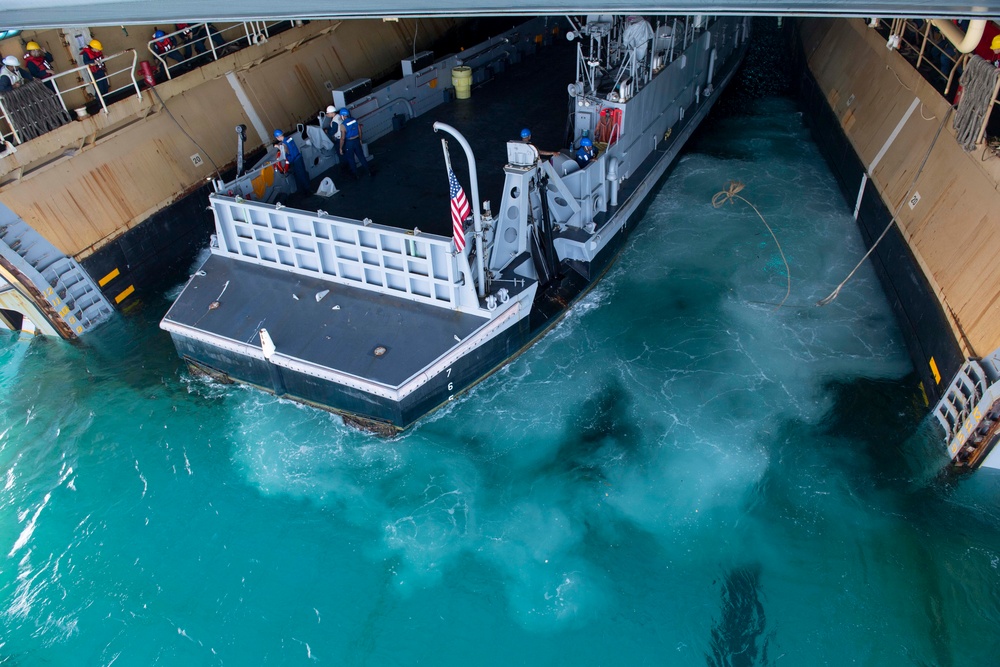 Boxer conducts LCU Operations