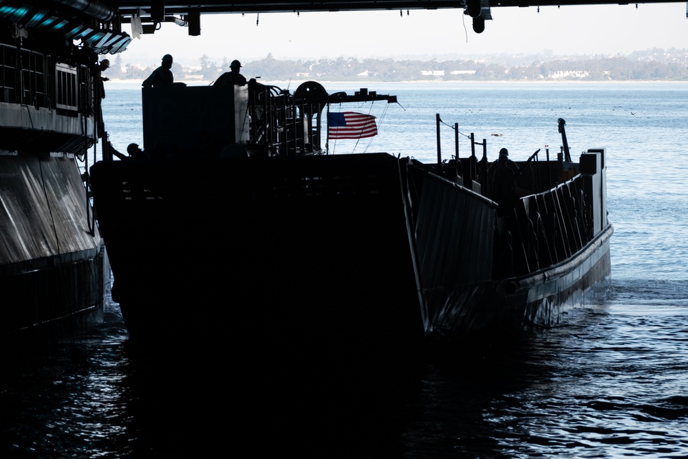 Boxer conducts LCU Operations