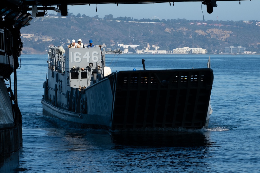 Boxer conducts LCU Operations