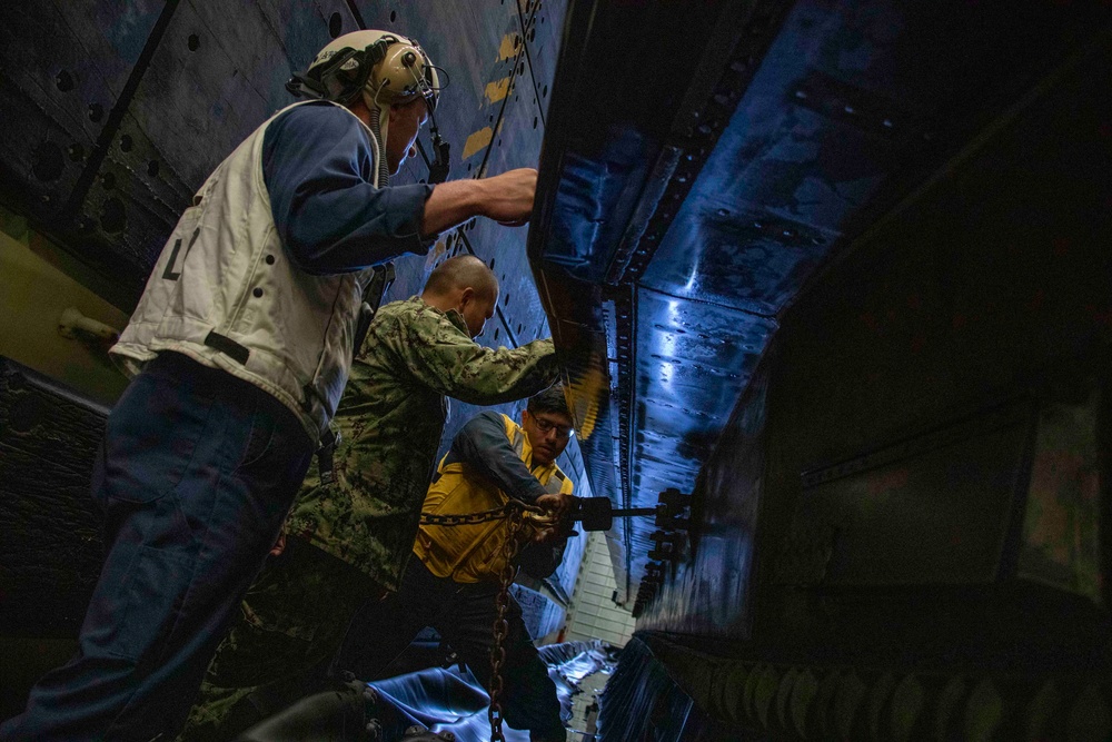 Landing Craft, Air Cushion 64 enters USS Makin Island (LHD 8)