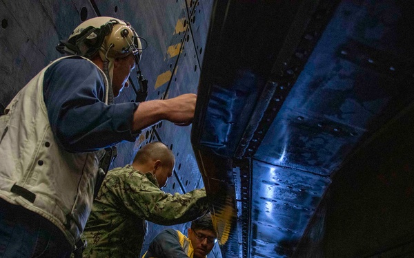 Landing Craft, Air Cushion 64 enters USS Makin Island (LHD 8)