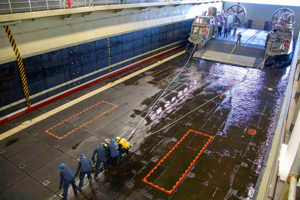 Landing Craft, Air Cushion 64 enters USS Makin Island (LHD 8)