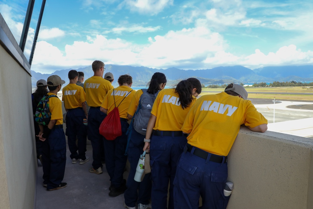 Kalaheo High School NJROTC tours MAG-24 Static Display