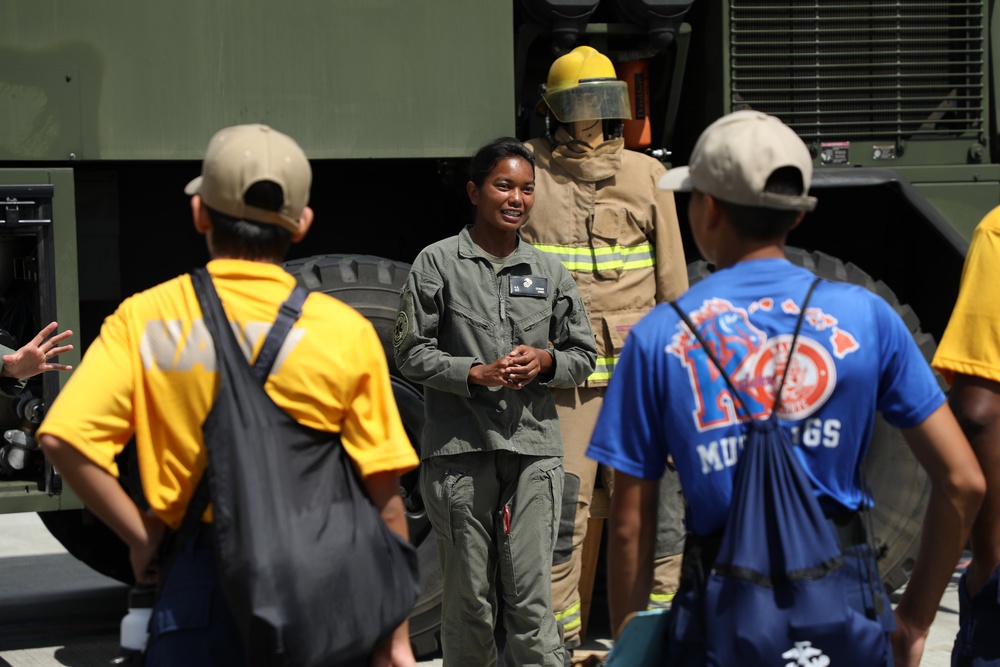 Kalaheo High School NJROTC tours MAG-24 Static Display