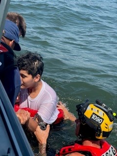 Coast Guard Sta Freeport and Airsta Houston Rescue Swimmer Assist Boater