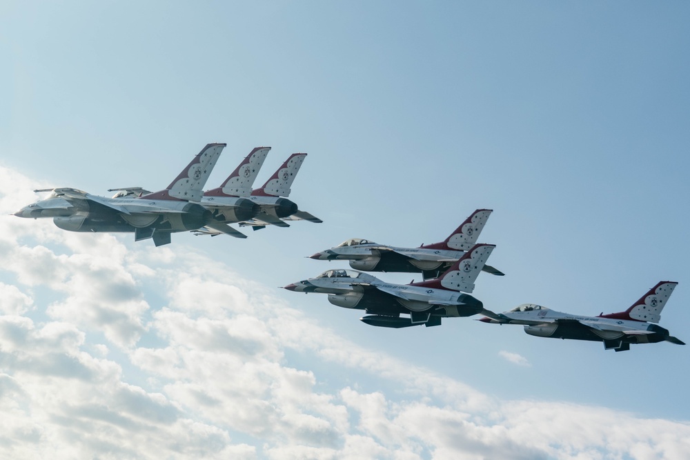 Thunderbirds Perform Photo Chase over Washington D.C.