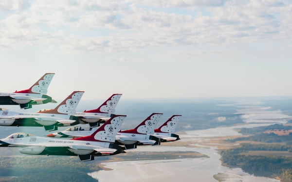 Thunderbirds Perform Photo Chase over Washington D.C.