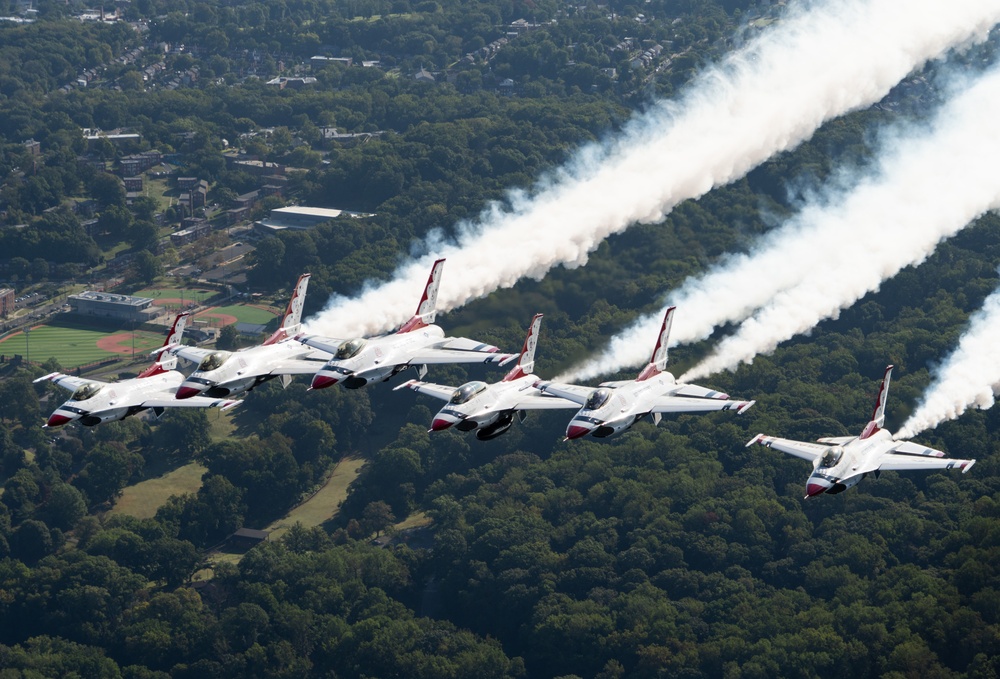Thunderbirds soar over the National Mall