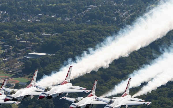 Thunderbirds soar over the National Mall