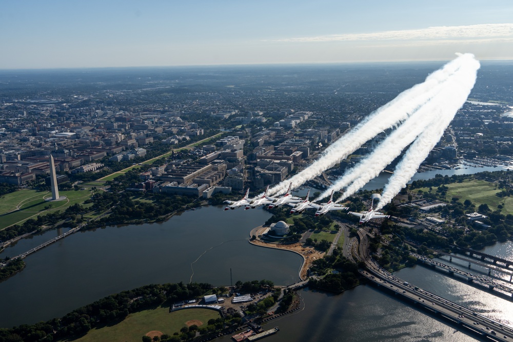 Thunderbirds soar over National Mall