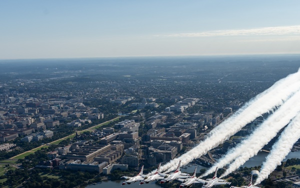 Thunderbirds soar over National Mall