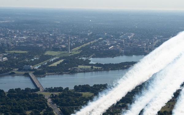 Thunderbirds soar over National Mall
