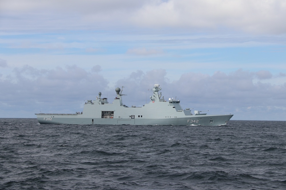HDMS Esbern Snare (F342) conducts a personnel transfer personnel transfer to the USS Bulkeley (DDG 84) during NoCo25