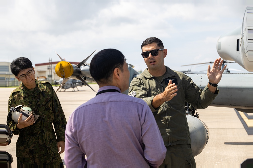 U.S. Marines present helicopter static display to Japan Ground Self-Defense Force