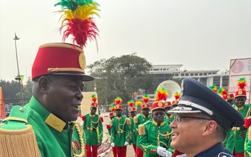 Congolese and U.S. Air Force Band Commanders Shake Hands