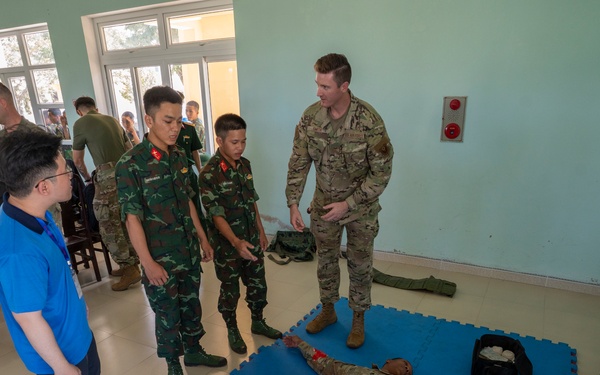 Pacific Friendship 2025: US, Vietnamese Medical Professionals Strengthen Lifesaving Skills in Quang Tri