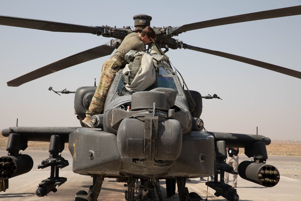 101st CAB demonstrates the workings of the Apache helicopter to JOCAT-N