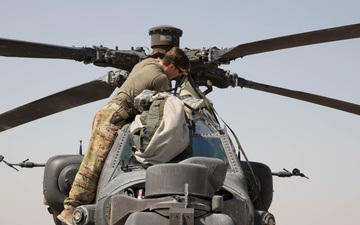 101st CAB demonstrates the workings of the Apache helicopter to JOCAT-N