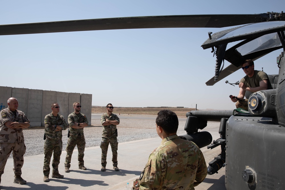 101st CAB demonstrates the workings of the Apache helicopter to JOCAT-N