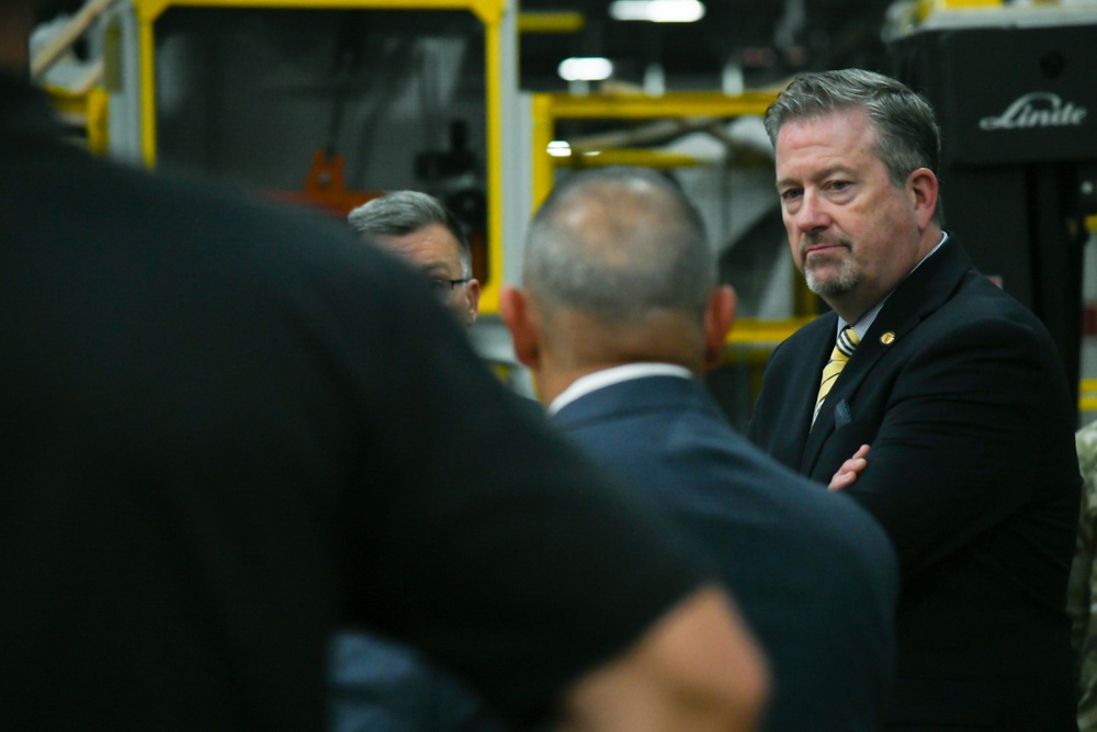 DLA Vice Director visits DLA Distribution headquarters, receives updates on modernization, strategic initiatives