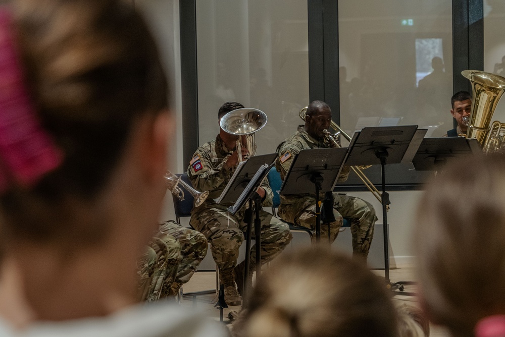 101st Airborne Division (Air Assault) Soldiers Visit Two Schools and an Elderly Home in Erp, Eerde and Veghel as Part of Operation Market Garden 81 Commemorations