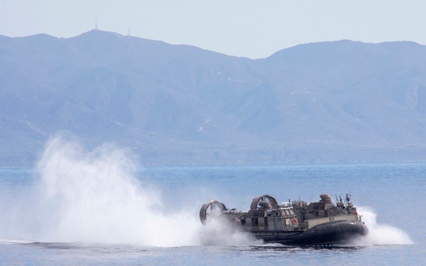 Makin Island Conducts LCAC Recovery Drill