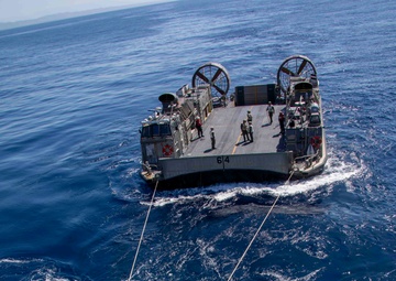 Makin Island Conducts LCAC Recovery Drill