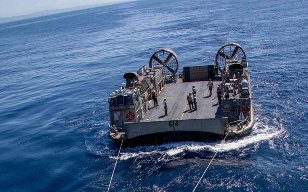 Makin Island Conducts LCAC Recovery Drill